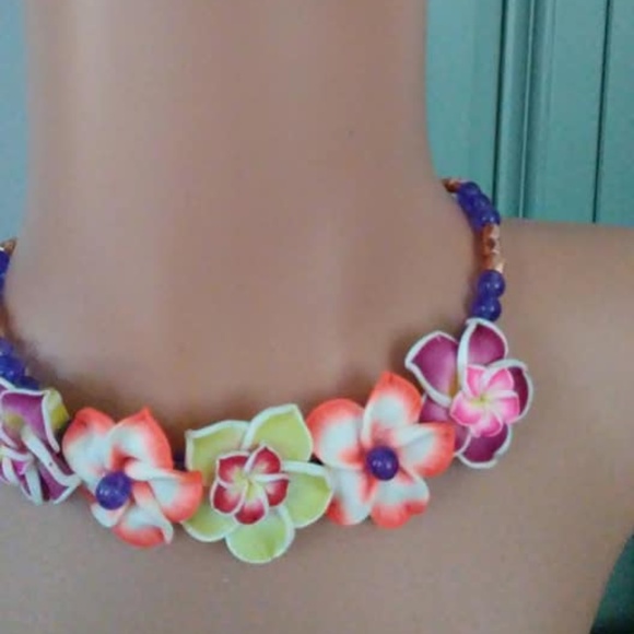 PLUMERIA FLOWER NECKLACE AND EARRINGS SET. - Picture 5 of 8